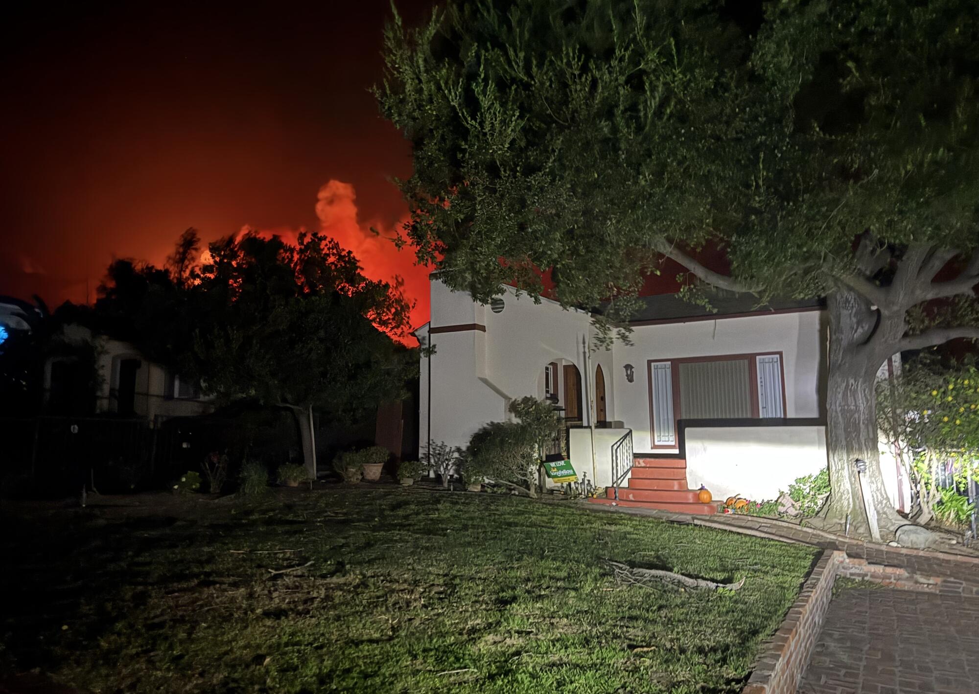 ?url=https%3A%2F%2Fcalifornia-times-brightspot.s3.amazonaws.com%2Fb9%2Ff8%2F271c36e0490d82e6854a5e5d0238%2Fla-me-fire-children-01.jpg
