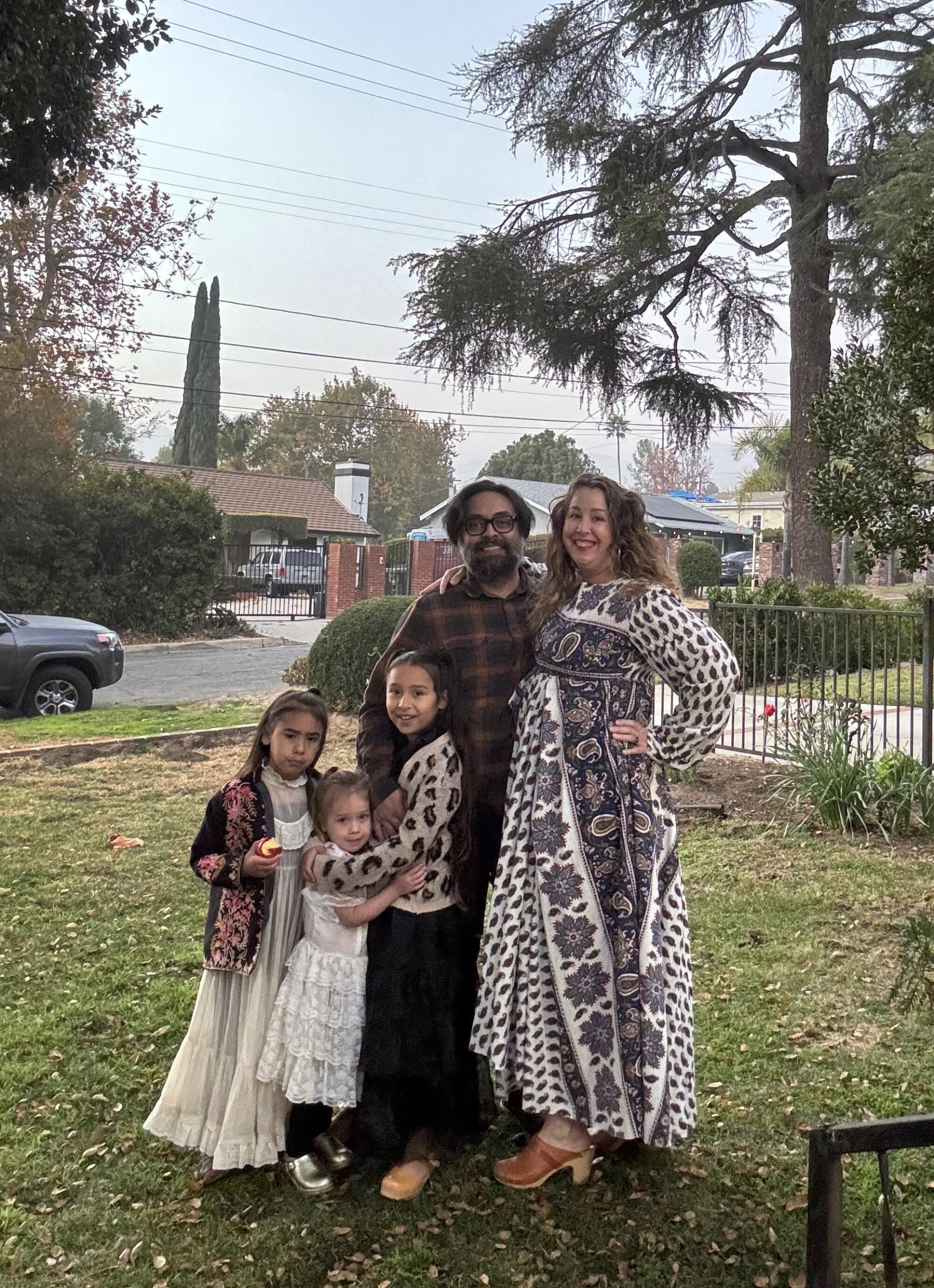 ?url=https%3A%2F%2Fcalifornia-times-brightspot.s3.amazonaws.com%2Feb%2F70%2F73bee0354cd2890ce7f37f39a975%2Fla-me-fire-children-03.jpg