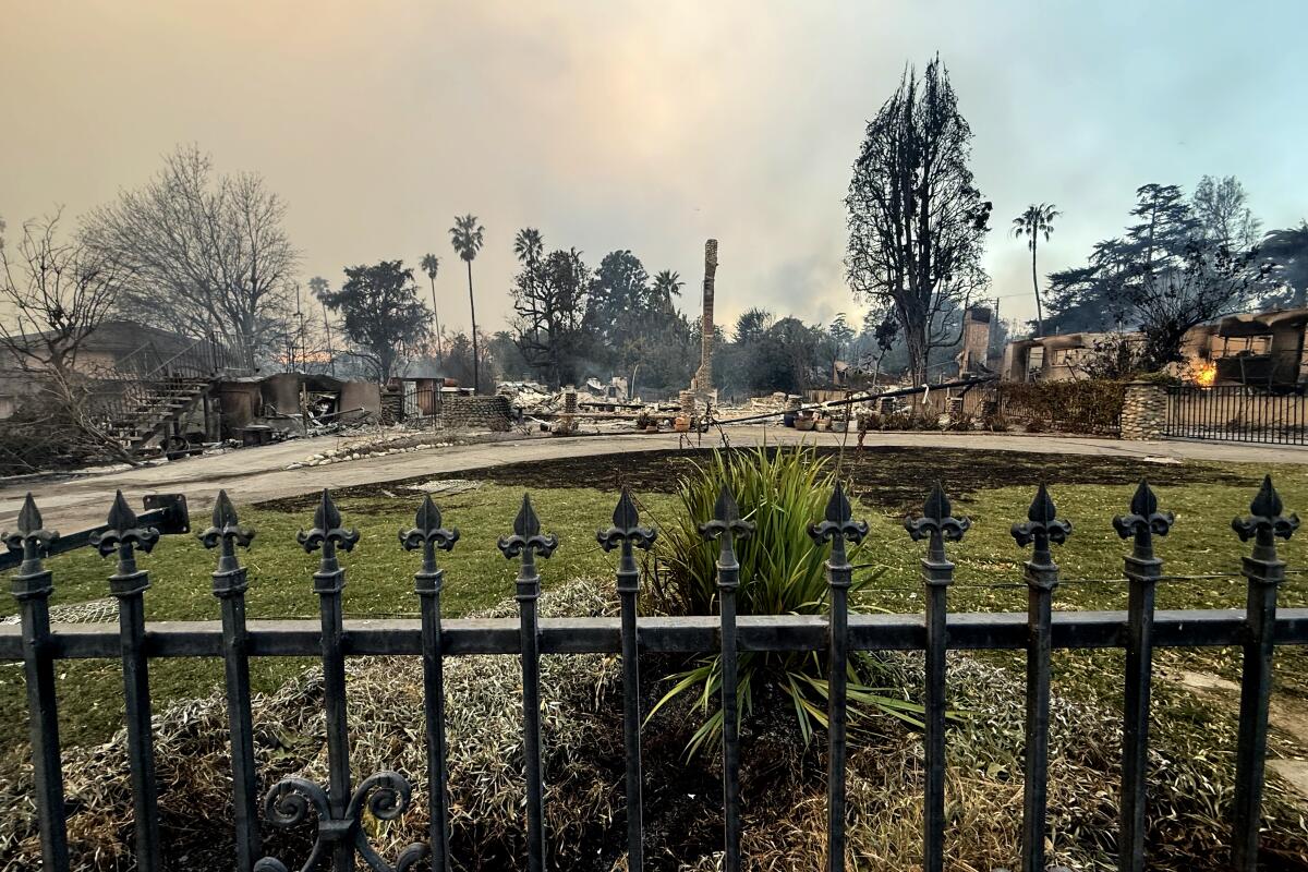 ?url=https%3A%2F%2Fcalifornia-times-brightspot.s3.amazonaws.com%2F42%2Fc5%2F615140ea4e968be9af880b7c3d40%2Fla-me-fire-children-09.jpg